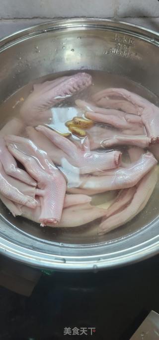 花菇焖鸭掌的做法步骤：2