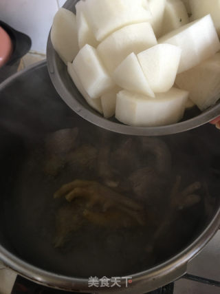 爪爪萝卜汤的做法步骤：5