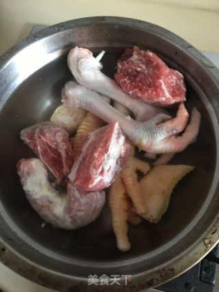 爪爪萝卜汤的做法步骤：1