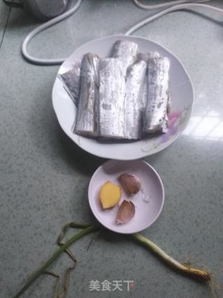 红烧带鱼的做法步骤：1