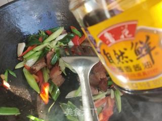 蒜苗炒腊肉的做法步骤：10