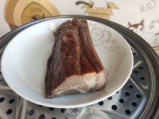 蒜苗炒腊肉的做法步骤：1