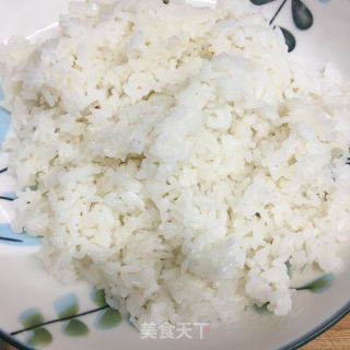 鸡蛋火腿炒饭的做法步骤：2