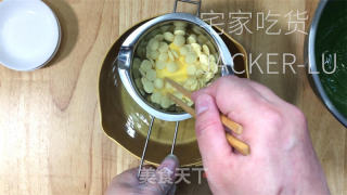 抹茶流心蛋糕，一勺挖下去，暖胃又暖心，大爱抹茶！的做法步骤：4