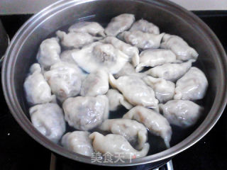 葱香腊肉蘑菇水饺的做法步骤：17