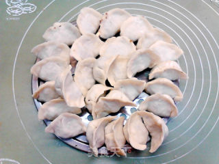 葱香腊肉蘑菇水饺的做法步骤：15