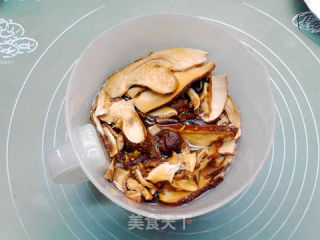 葱香腊肉蘑菇水饺的做法步骤：2