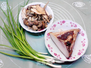 葱香腊肉蘑菇水饺的做法步骤：1