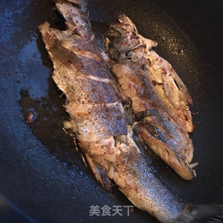 盐煎海鲈鱼的做法步骤：11