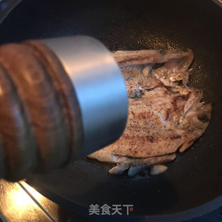 盐煎海鲈鱼的做法步骤：10