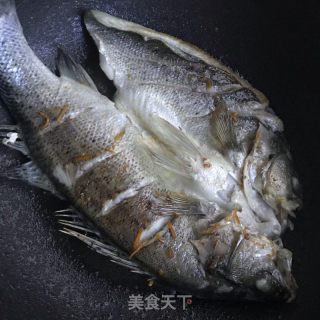 盐煎海鲈鱼的做法步骤：8