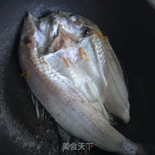 盐煎海鲈鱼的做法步骤：7