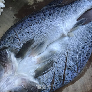 盐煎海鲈鱼的做法步骤：3