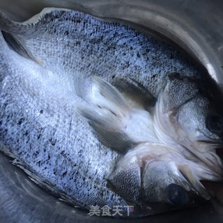 盐煎海鲈鱼的做法步骤：1