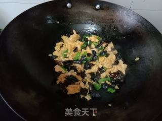 青椒木耳炒鸡蛋的做法步骤：7