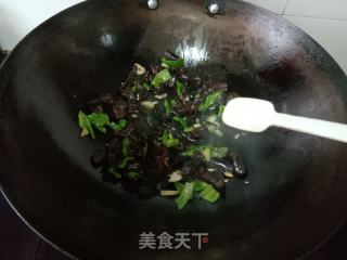 青椒木耳炒鸡蛋的做法步骤：6