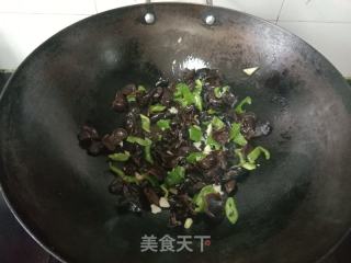 青椒木耳炒鸡蛋的做法步骤：5
