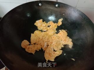 青椒木耳炒鸡蛋的做法步骤：3