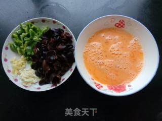 青椒木耳炒鸡蛋的做法步骤：1