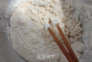 香肠鸡蛋手抓饼的做法步骤：1