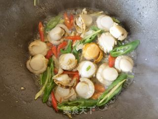 青红椒鸡蛋炒扇贝肉的做法步骤：10