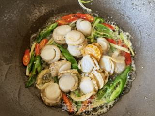青红椒鸡蛋炒扇贝肉的做法步骤：9