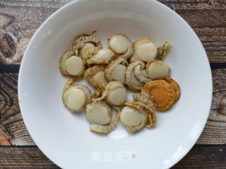 青红椒鸡蛋炒扇贝肉的做法步骤：2