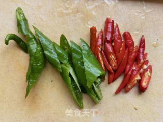 青红椒鸡蛋炒扇贝肉的做法步骤：1