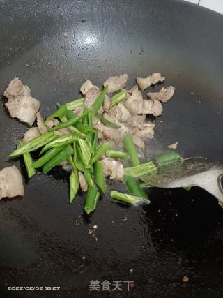 五花肉炒辣椒的做法步骤：3
