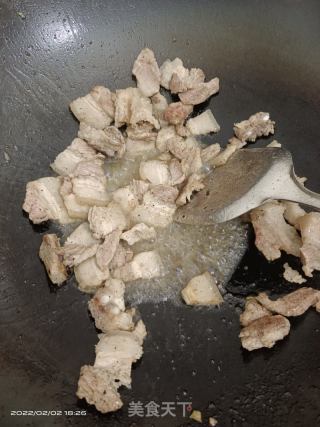 五花肉炒辣椒的做法步骤：2