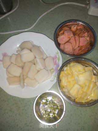 笋子鹿肉香肠炒年糕的做法步骤：3