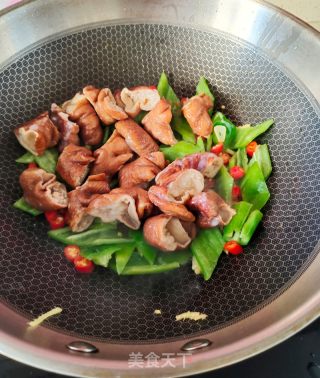 尖椒溜肥肠的做法步骤：7