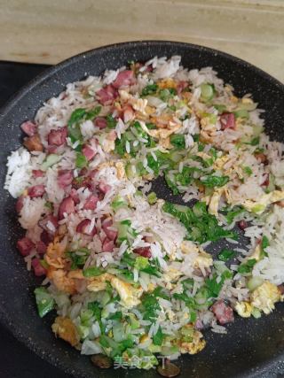 腊肉丁炒饭的做法步骤：5