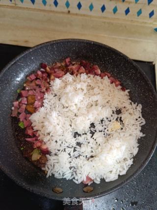腊肉丁炒饭的做法步骤：3