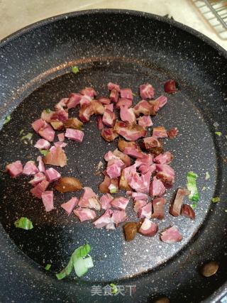 腊肉丁炒饭的做法步骤：2