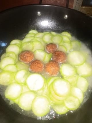 丝瓜粉丝丸子汤的做法步骤：8