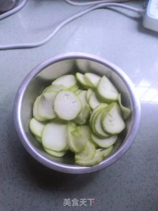 丝瓜粉丝丸子汤的做法步骤：3