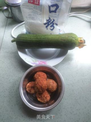 丝瓜粉丝丸子汤的做法步骤：1