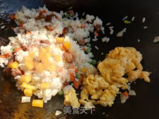 五彩炒米饭的做法步骤：7