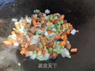 五彩炒米饭的做法步骤：5