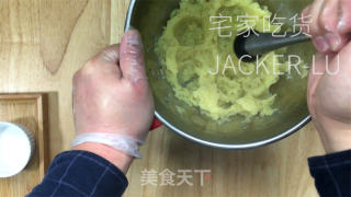 土豆泥薯条，简易零失败，入口香酥脆，沾一口番茄酱超级过瘾。的做法步骤：3