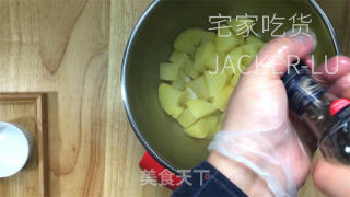土豆泥薯条，简易零失败，入口香酥脆，沾一口番茄酱超级过瘾。的做法步骤：2