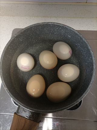 柿饼红枣煮鸡蛋的做法步骤：2