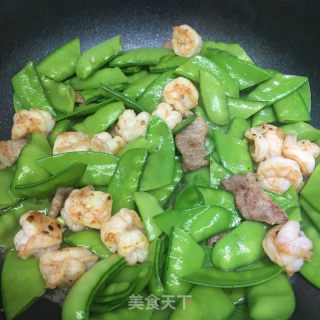 五花肉炒荷兰豆虾仁的做法步骤：8