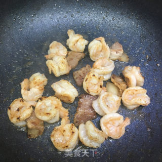 五花肉炒荷兰豆虾仁的做法步骤：7
