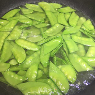 五花肉炒荷兰豆虾仁的做法步骤：5