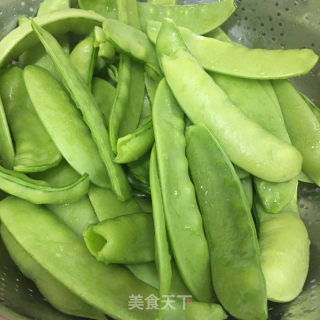 五花肉炒荷兰豆虾仁的做法步骤：2