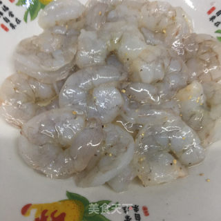 五花肉炒荷兰豆虾仁的做法步骤：1