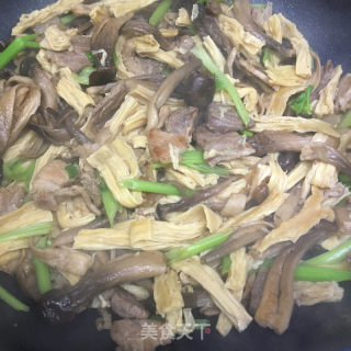 五花肉炒腐竹鹿茸菇的做法步骤：10