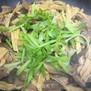 五花肉炒腐竹鹿茸菇的做法步骤：9